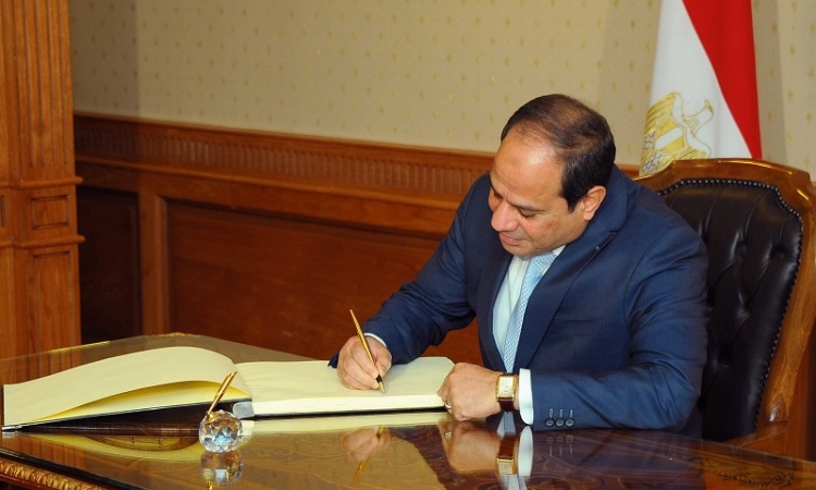 السيسى يُضاعف رسوم عمل المصريين بالجهات الأجنبية 100%