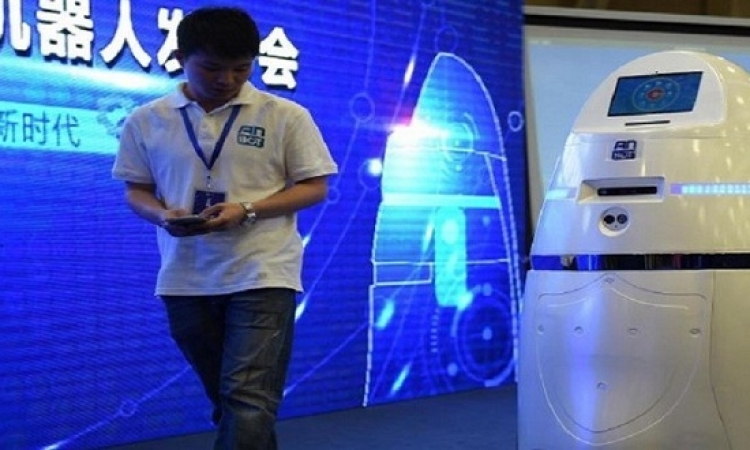 الصين تطور روبوتا لصعق المتظاهرين بالكهرباء