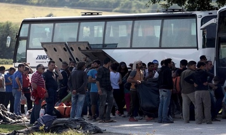 اليونان تبدأ إخلاء مخيم “ايدومينى” للاجئين على الحدود مع مقدونيا