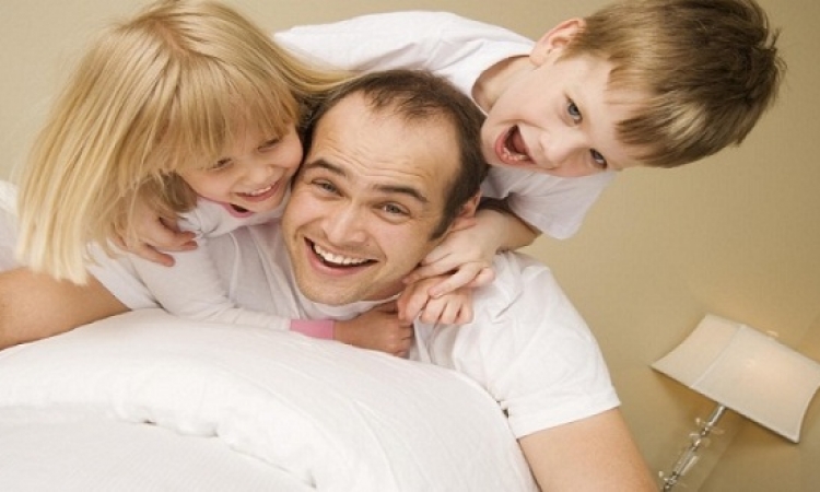 لعب الأب مع أطفاله يحسن صحتهم النفسية والسلوكية