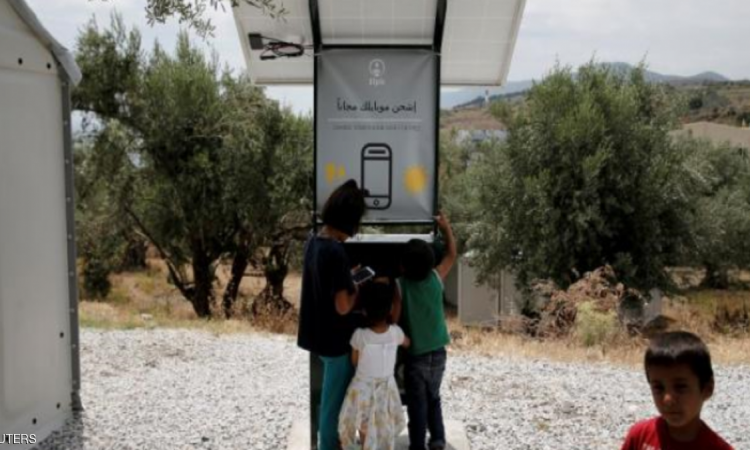 في اليونان.. شواحن مجانية للاجئين