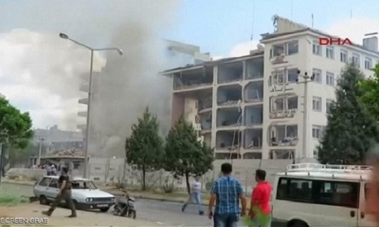 قتلى وجرحى بتفجير استهدف مركزاً للشرطة جنوب شرق تركيا