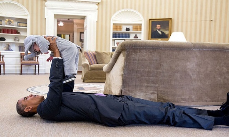 20 صورة طريفة وتلقائية لباراك اوباما : بنى آدم برضه !!
