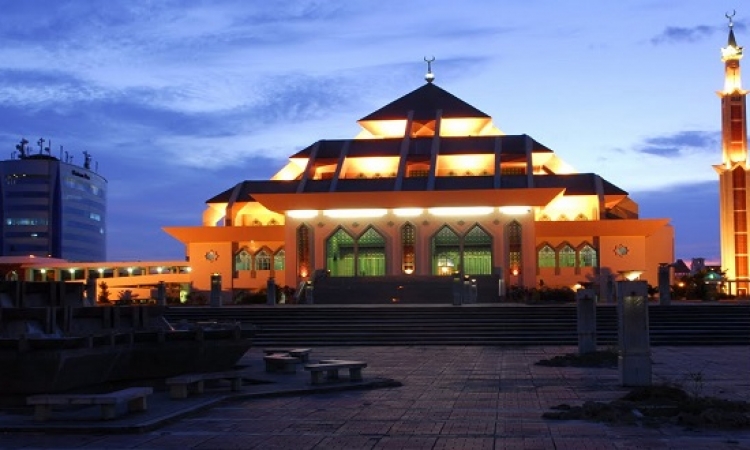 مسجد رايا باتام الاندونيسى .. وجمال المعمار الاسلامى