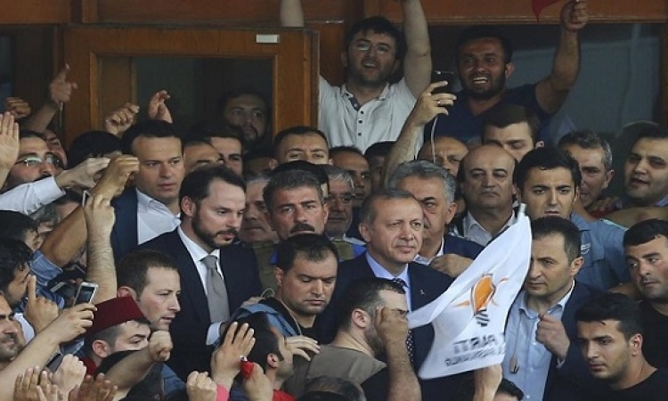 أردوغان يحث انصاره على البقاء فى الشوارع ويؤكد سيطرته على السلطة