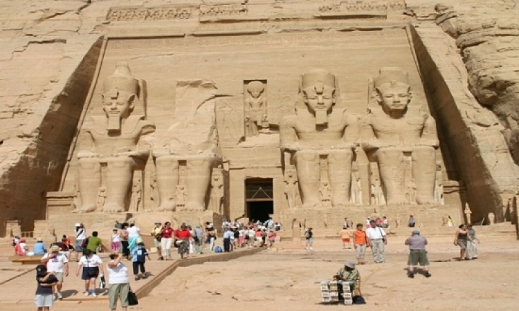 وفد العموم البريطانى: إعادة النظر فى تعليق السياحة البريطانية بمصر