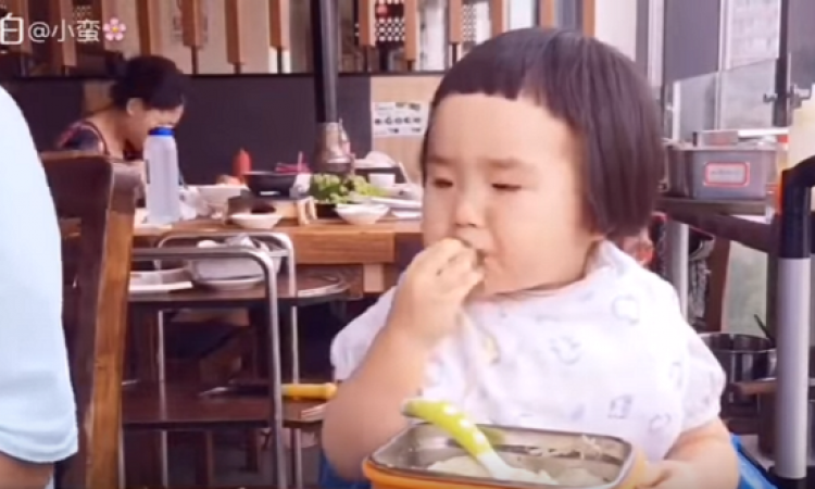 بالفيديو.. الطفلة الصينية عاشقة الأكل والمسماة بالماكينة