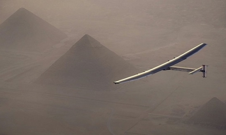 سولار إمبالس 2 تهبط فى القاهرة بعد تحليقها فوق الأهرامات