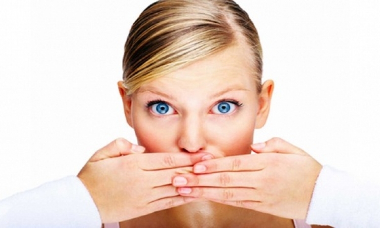 5 أسباب وراء الإصابة بتقرحات الفم وضعف اللثة