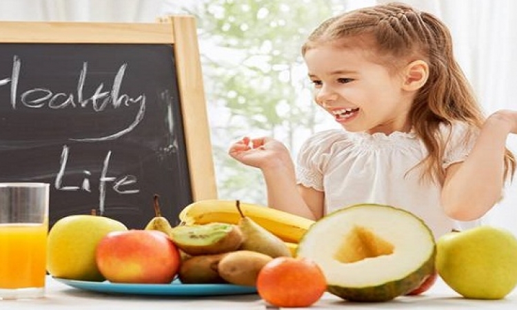 قائمة بأسوأ الأكلات الصيفية على صحة أطفالك