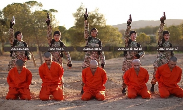 بالفيديو والصور .. أطفال داعش يعدمون الأسرى ( للكبار فقط )