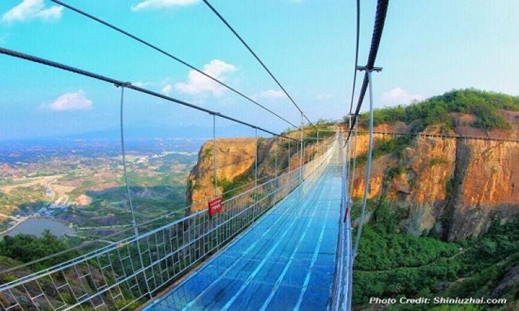 بالفيديو والصور..الصين تفتتح أعلى وأطول جسر زجاجى بالعالم