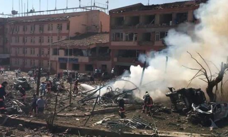 بالصور: 3 قتلى و73 مصابا فى انفجار بشرق تركيا