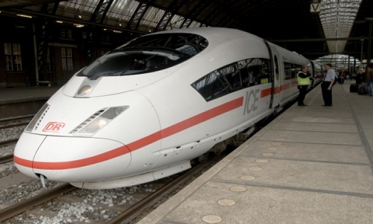 إصابة 60 شخصًا جراء تحطم قطار بفرنسا