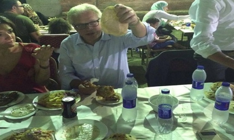 بالصور .. زعيم الأغلبية الإيطالى يأكل موزة مشوية بالقاهرة
