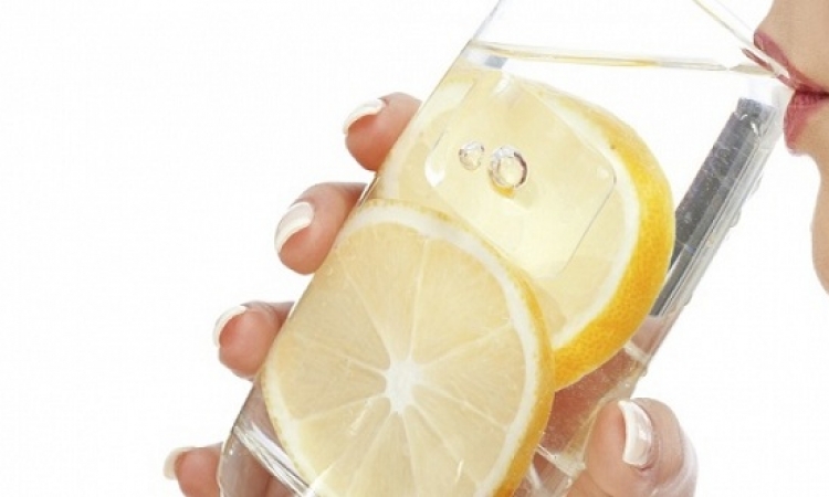 10 فوائد تجعلك تحافظ على شرب ماء الليمون