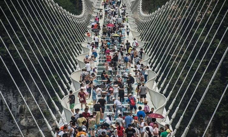 بعد أيام من افتتاحه .. الصين تغلق أطول وأعلى جسر زجاجى