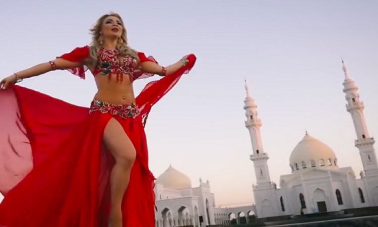 بالفيديو .. فنانة روسية تعتذر بعد فيديو كليب راقص أمام مسجد