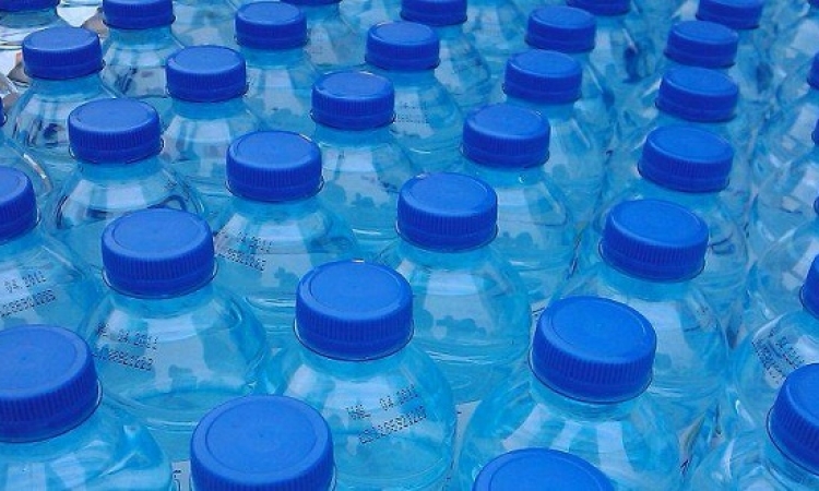 الزجاجات البلاستيكية تخفض مستويات فيتامين “د” فى الدم