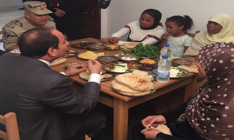 بالصور .. السيسى يتناول الإفطار مع أسرة بسيطة بغيط العنب