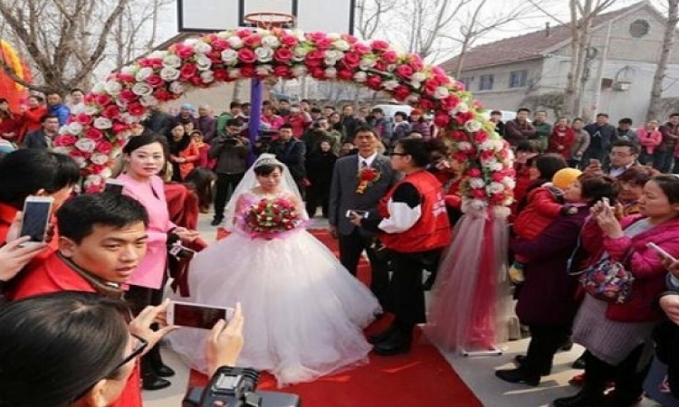شاب صينى يكرم أمه بإقامة حفل زفاف كبير تقديراَ لها