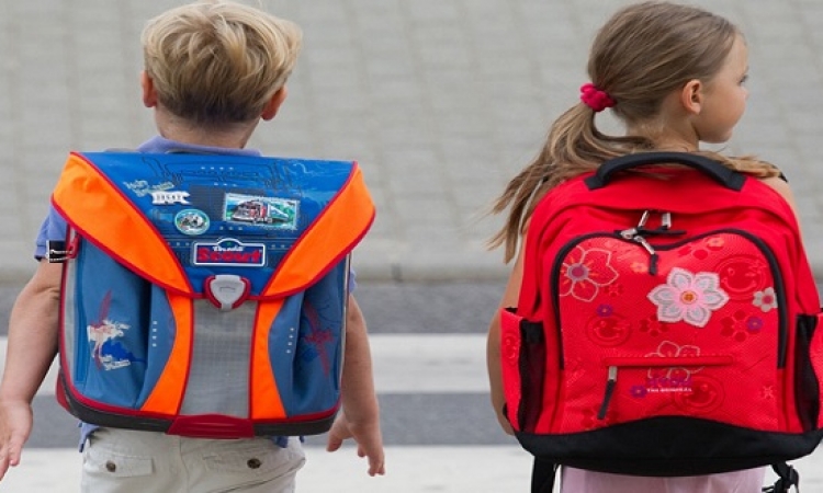 كيف تحمى طفلك من آلام حمل حقيبة المدرسة ؟