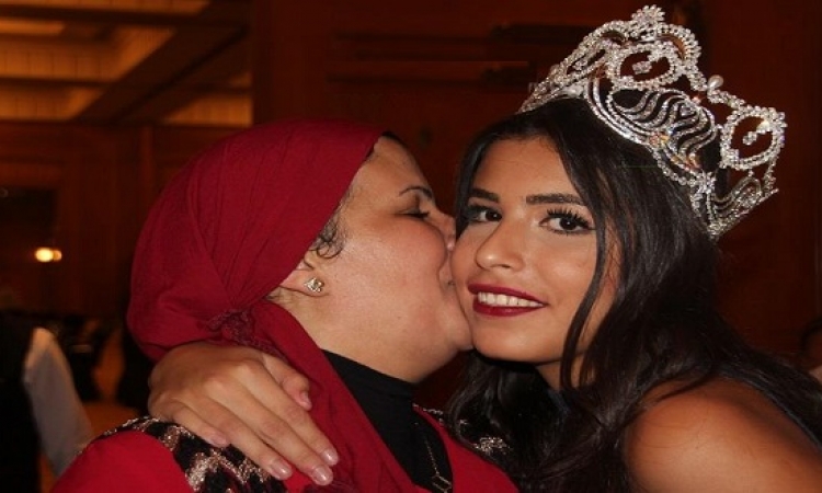 بالصور .. تتويج نادين أسامة بلقب ملكة جمال مصر لعام 2016