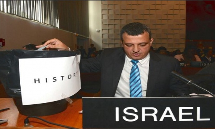بالصور.. السفير الإسرائيلى باليونسكو يستفز العرب ويلقى بقرار “القدس” فى الزبالة !!