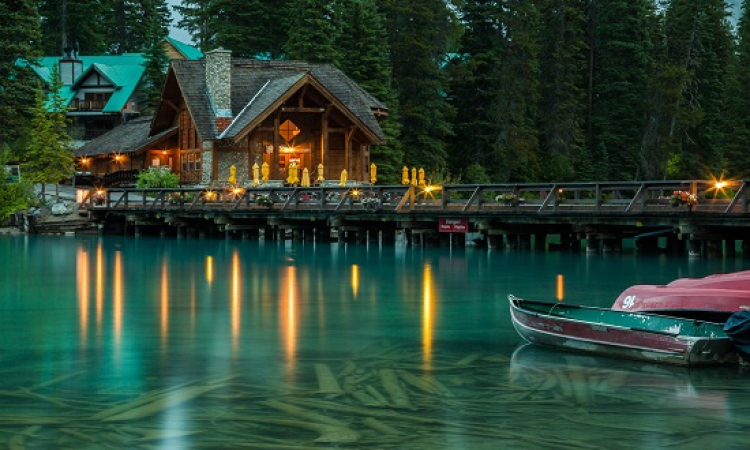 بحيرة إميرالد الساحرة .. ايقونة الجمال فى كندا