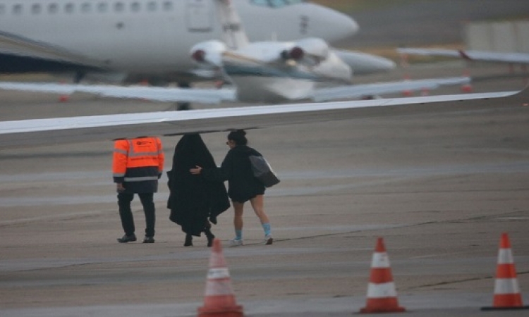بالصور .. كيم كارداشيان تغادر باريس بعد تعرضها للسرقة