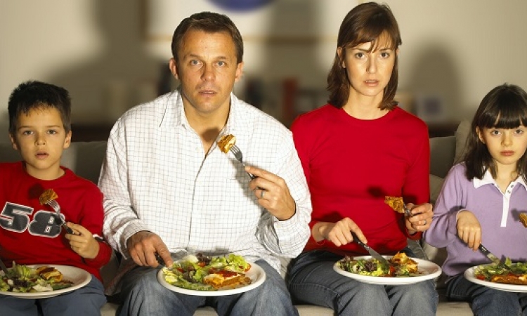 الأكل أثناء مشاهدة التلفزيون خطر على الصحة