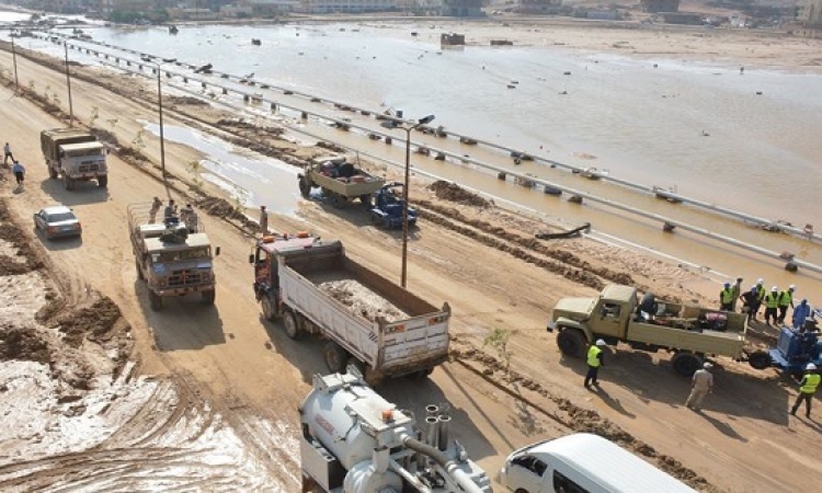 بالصور .. القوات المسلحة تواصل رفع آثار السيول بسوهاج والبحر الأحمر