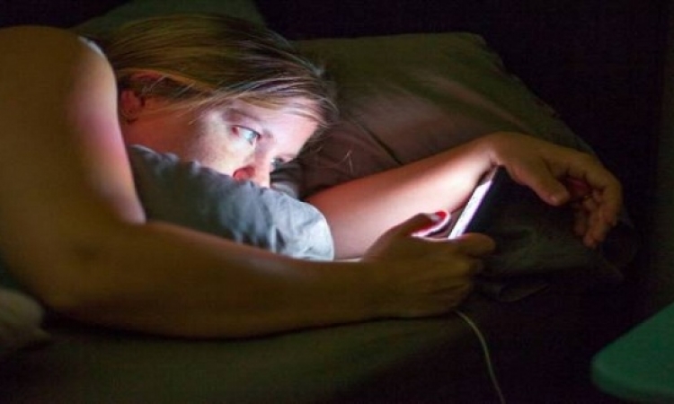 دراسة تحذر من الأجهزة الإلكترونية قبل النوم
