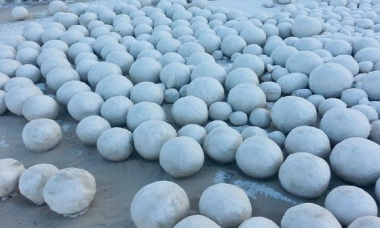 بالصور .. كرات ثلج ضخمة تغطى شواطئ سيبيريا