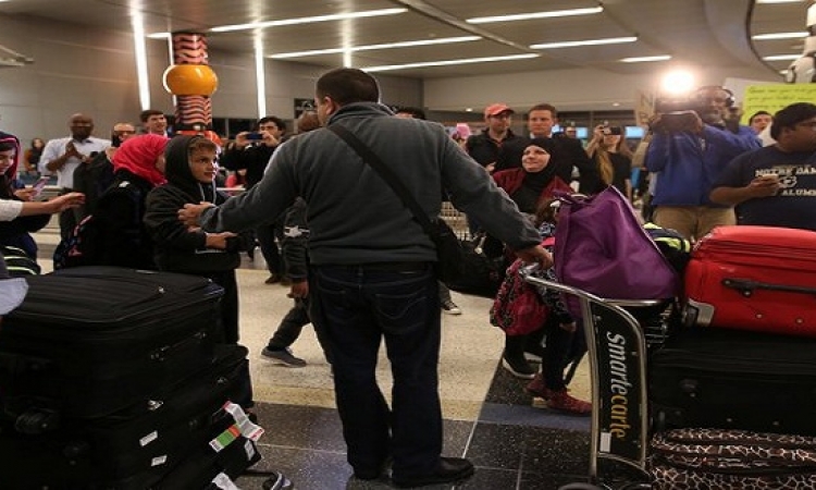 بالصور.. فوضى واحتجاجات بالمطارات بعد قرار ترامب بحظر دخول اللاجئين أمريكا