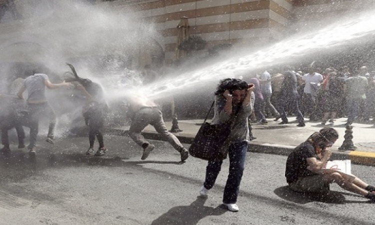 الشرطة التركية تستخدم القوة لتفريق محتجين على توسيع سلطات أردوغان