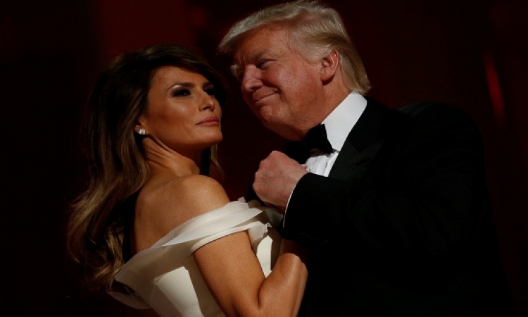بالفيديو والصور .. الرئيس الأمريكى يراقص زوجته فى حفل التنصيب