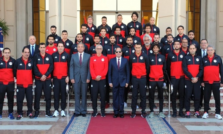 السيسى يهنئ المنتخب والمصريين بالصعود للمونديال ويلتقى اللاعبين غدا
