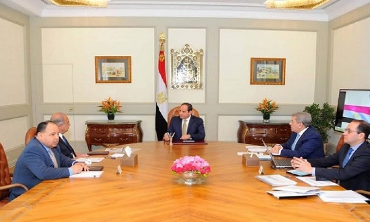 السيسى يستعرض المؤشرات المالية للاداء الاقتصادى مع رئيس الوزراء ووزير المالية ونوابه