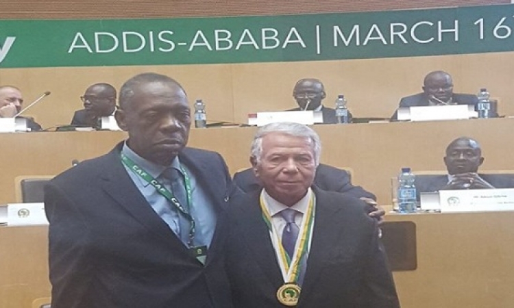 الاتحاد الإفريقى لكرة القدم يكرم حسن حمدى بوسام الاستحقاق الذهبى