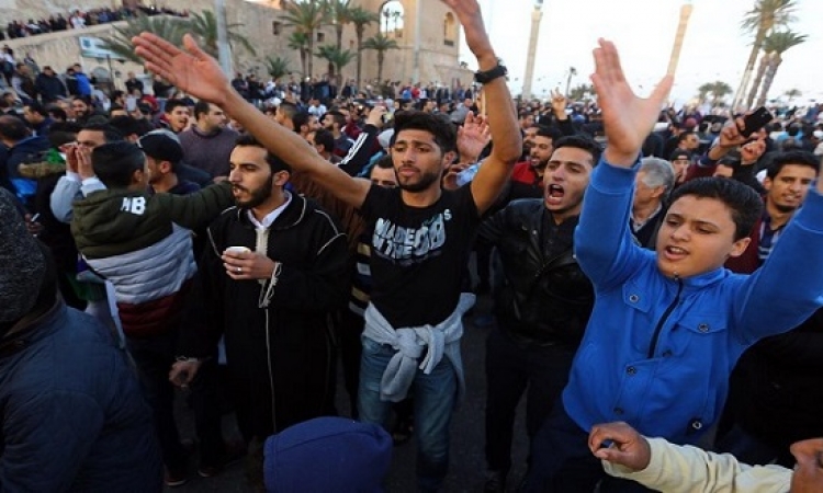 متظاهرون مؤيدون للجيش الليبى يقتحمون المجلس الرئاسى بطرابلس