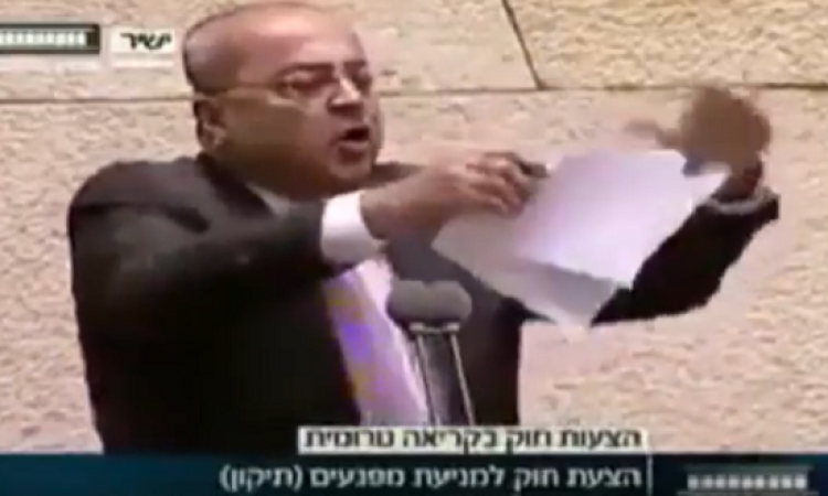 بالفيديو: نائب عربى يمزق قرار حظر الأذان داخل الكنيست