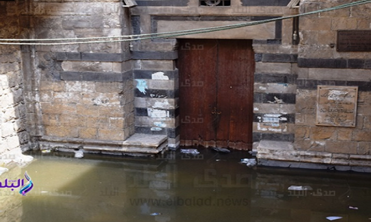 الإهمال يمتد إلى مسجد منشأة شرف الدين ليغرق فى المياه الجوفية