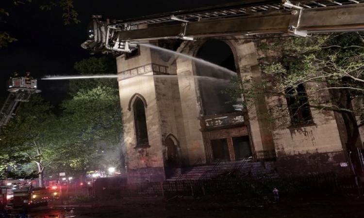 بالصور.. رويترز تنشر صور لحريق فى معبد يهودى بنيويورك