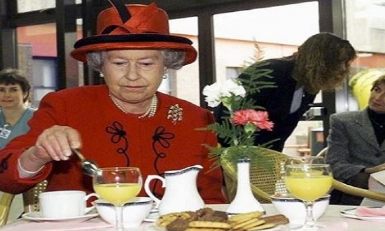 ماذا تأكل الملكة إليزابيث الثانية يوميًا للحفاظ على صحتها ؟!