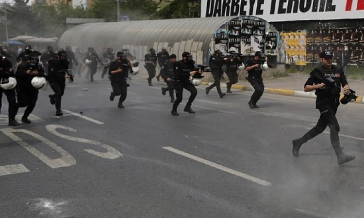 الشرطة التركية تفرق مظاهرة عيد العمال بقنابل الغاز