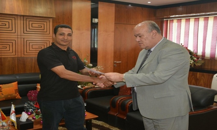 رئيس مطار القاهرة يكرم أمين شرطة رفض رشوة لتسهيل تهريب أدوية