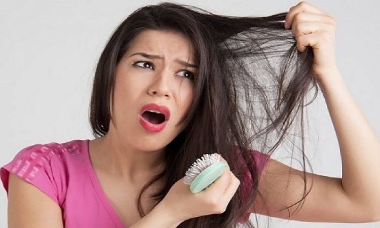 تساقط الشعر ينذر بوجود مشاكل صحية ونفسية