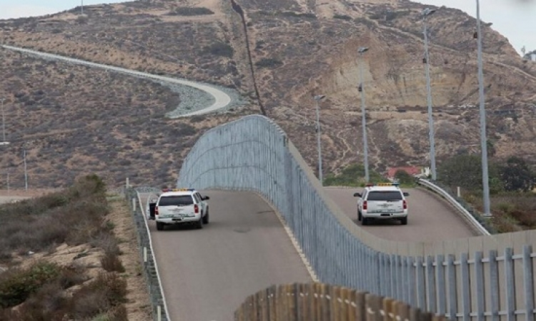 الحكومة الأمركية تدرس بناء جدار زجاجي مع المكسيك.. والسبب !!