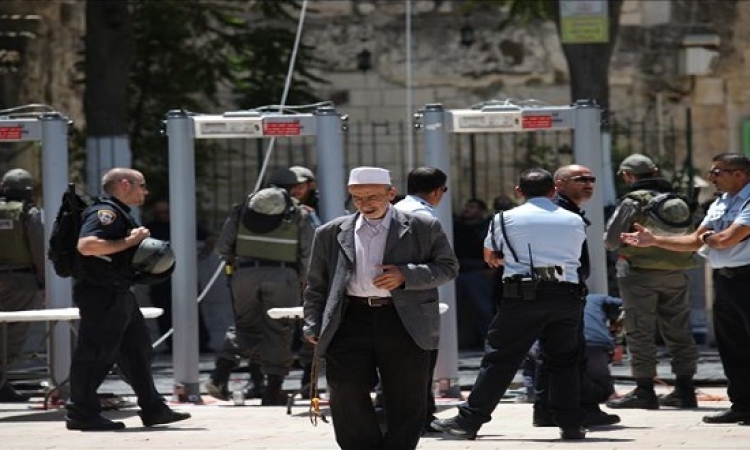 الفلسطينيون يرفضون دخول المسجد الأقصى عبر بوابات التفتيش لجيش الاحتلال